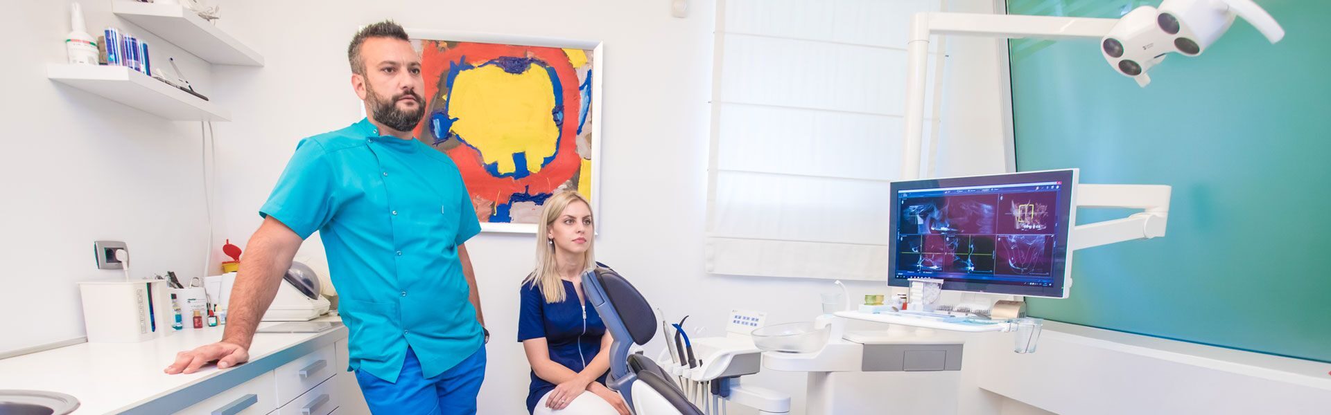 Dr. Josip Siber s asistenticom u ordinaciji dentalne medicine u Osijeku